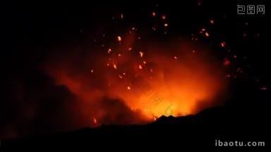 晚上，夏威夷的熔岩管喷出岩浆